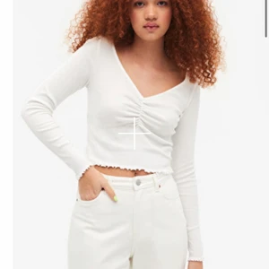 Vit tröja från Monki - Har andvänds runt 5 gånger och är i perfekt skick. Storlek XS