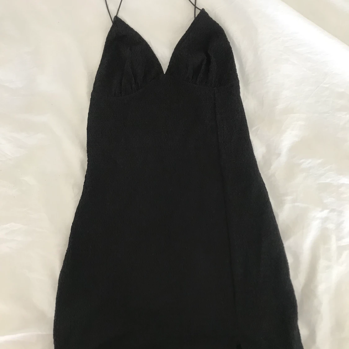 Svart klänning med öppen rygg