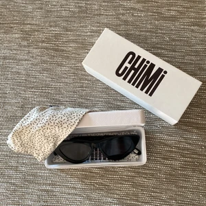 Chimi #006 Berry - Säljer mina Chimi #006 Berry. Man får givetsvis med en  duk, fodral och kartong som vid köp av deras egna hemsida! Glasögonens skick är som nya, använda endast 3 gånger!