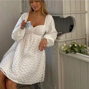 Vit klänning  - Säljer denna fina klänning från NA-KD i storlek 36. Aldrig använd⭐️