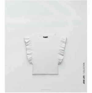 Zara T-shirt - Hej! Jag säljer denna fina zara tröja för att den var förstor men verkligen så fin bara använt den en gång för att prova den! Men annars är den i ett jätte bra skick och om ni vill kan jag skicka mer bilder på den.💗Passar en som har XS med men den är i storleken S 💗