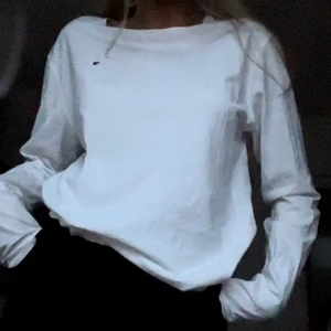 Tommy hilfiger tröja - Vit långärmad Tommy hilfiger tröja. Aldrig använd, köpt för 500 säljer för 350. Strl S