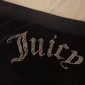Juicy Couture - Fina Juicy Couture byxor i storlek small. Säljer dessa då de inte kommer till användning 😁