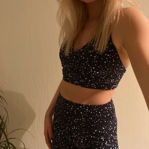 träningsset - träningsset från aimn i nyskick, endast testat. toppen är strl L men väääldigt liten i storleken och byxorna i M, vilket är aningen stora på mig.  Vanligtvis har jag  XS i toppar och S i byxor. köparen står för frakten 🖤