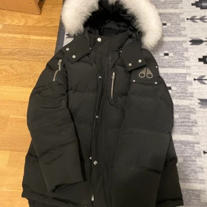 Moose knucklers Storlek 170 - Moose Knucklers vinter jacka storlek 170. Använd i 2 månader köpt för 6300kr säljs för 2500kr Det är I bästa skick inga repor eller nått liknade. Kvitto bevis finns även scankod. Priset kan diskuteras vid en snabbaffär.  