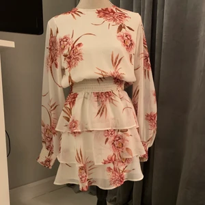 Sommarklänning  - Klänning från Gina Tricot, använd fåtal gånger så i fint skick! Str 36, 80kr + frakt✨