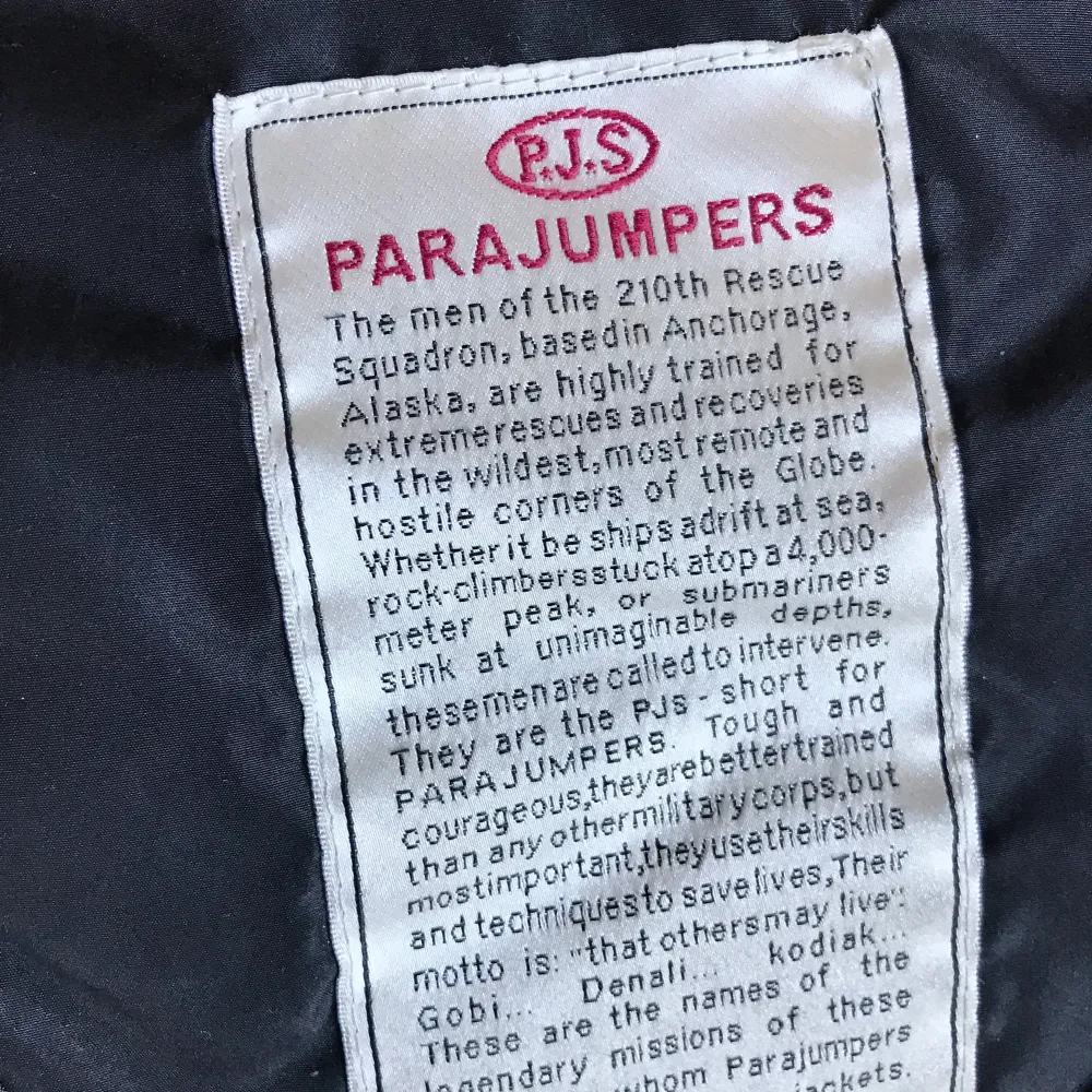 Den är helt ny, använd bara 1 säsong i vintern, inget fel med den, den är äkta, kvittot borta sen jag flyttade, pris kan diskuteras såklart vid snabb affär (nypris runt 10,000kr vid snabb affär kan det diskuteras). Takit.