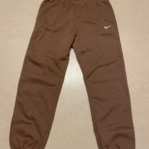 Nike Mjukisbyxor - Jätte fina mjukisbyxor i färgen Brun. Storlek S. Aldrig använda pågrund av att jag köpte i fel storlek. fin och lite lös passform