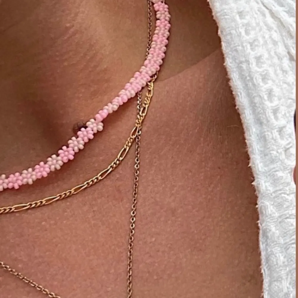 Blommigt halsband! Rosa och vitt! Köpt från ett annat företag för ca 270kr men säljer för 159kr!💗💗. Accessoarer.