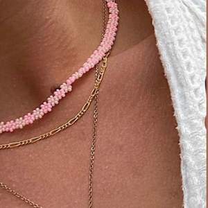 Blommigt halsband! Rosa och vitt! Köpt från ett annat företag för ca 270kr men säljer för 159kr!💗💗