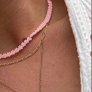 Halsband  - Blommigt halsband! Rosa och vitt! Köpt från ett annat företag för ca 270kr men säljer för 159kr!💗💗