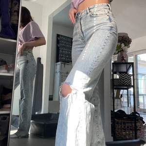 Ett par sjukt snygga mid/highwaist jeans som är raka i modellen men sitter tajt upptill (runt midjan/rumpan). Byxorna är från bikbok och är i storlek 25. Bra skick.