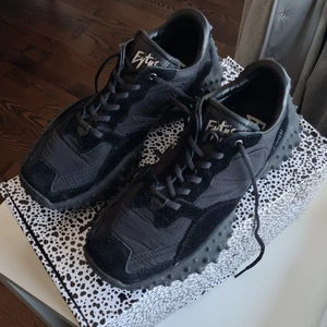 Eytys Fugu suede sneaker - Svarta Fugu sneakers från Eytys. Använda 3 gånger. Kommer med skolåda och dustbag. Om någon har ett par i bra skick i strl40 som de vill byta mot 41 så är jag på.