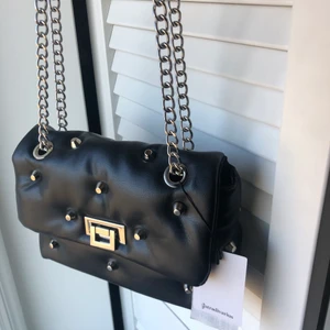 Väska med nitar - Helt ny skitsnygg väska från stradivarius med nitar på⚡️⚡️ Den har dubbla kedjeband så man kan ha den på många sätt!!