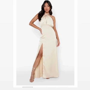 Långklänning  - Så fin långklänning i champagnefärg. Enbart använd en kväll! 