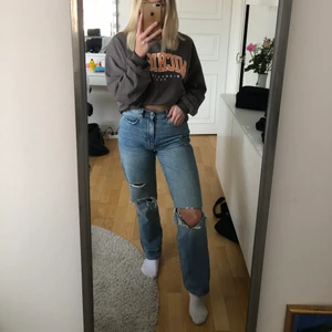 Blåa jeans  - Säljer nu dessa blåa jeans med slitningar från ginatricot då de inte längre kommer till användning. Köpare står för frakt. 
