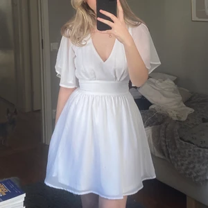 Studentklänning  - Säljer nu min studentklänning! Den är använd 1 gång och är i fint skick. Bandet i midjan går att knyta både fram och bak. Köpare betalar frakt🥰