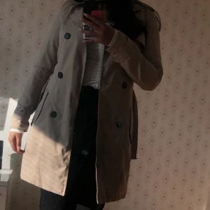 Beige kappa - Säljer min fina fina kappa från VILA! Den kommer inte till användning önska att den gjorde så därför säljs den. Köpt för 700 säljer för under 500 