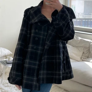 Grå kappa - Stockholm LM - Såå fin kort kappa från Stockholm LM - storlek 36. Nypris 1599kr