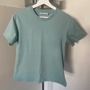 Gröngrå tshirt Weekday  - Säljer en basic gröngrå tshirt från Weekday i storlek S i superfint skick! Säljer en likadan i ljusblå (i annan annons). Kontakta mig om du har frågor 🥰 Köparen står för frakt