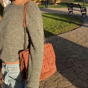 Zara Väska!!  - Säljer nu denna coola mörk Orangea väska från Zara!! Perfekt nu till våren och sommaren! 🖤