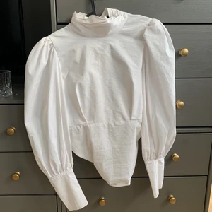 SÖKER vit blus med puffärmar Gina tricot - Hej hörni! Vet att jag kan lita på er! Jag söker en likadan blus som jag redan har och använder jämt! Ska nämligen sy om en till en klänning så behöver en till! Är det någon som har en i storlek 36 eller 38! SKRIV TILL MIG ❤️  kram!