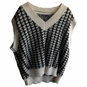 Oversized stickad väst - En fin oversized stickad väst från shein. Det står strl 3xl men den passar ungefär som en xl skulle jag säga. (Frakt tillkommer) 