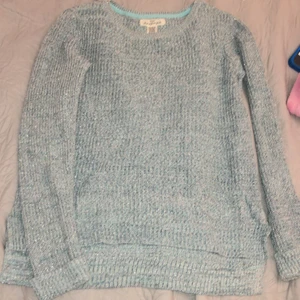 Blå/silverglittrig stickad tröja - Mysig tröja som passar till flera storlekar. Ca storlek s blir den en långtröja nästan som en tunika och till medium blir det en vanlig tröja.