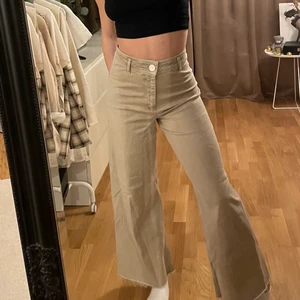 Beiga byxor  - Snygga beiga jeans ifrån monki, strl 38 men passar mig perfekt som vanligtvis har 36, köpte en strl större då dessa var tajta i modellen!🤎 