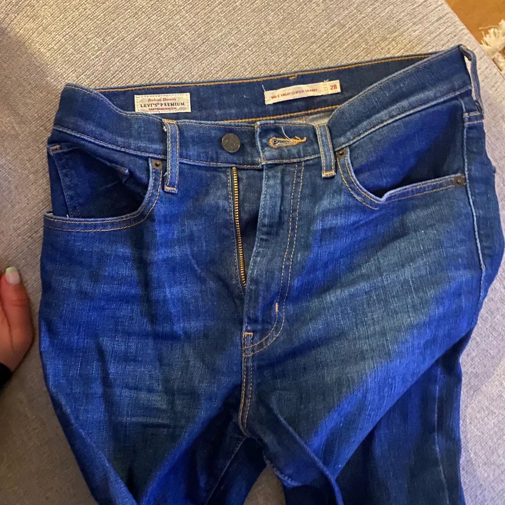 180 kr levis i storlek 28. Jeans & Byxor.