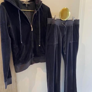 Mörk blått juicy set - Nästan aldrig använda, set i st XS. Köpt på deras hemsida. Skickas direkt. Kan gå ned till 650kr vid snabbt köp.