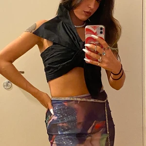 Zara cool design top - En fin design på toppen, det är som en rosett där en fliken alltså går över axeln och andra hänger ner lite. Den är stretchig att få på och sen knyter man fast ett band under axeln. Använd en gång bara! 