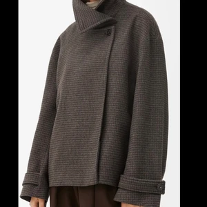 Vårjacka från arket - Säljer min superfina jacka från arket som är köpt för ett år sedan. I superskick! Nypris 1500kr säljes för 750kr + frakt.