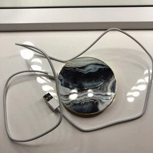 Laddare - Ideal of sweden  iPhone laddare i nytt skick du tar av skalet lägger den på så laddar den (bara till iPhones med glas på baksidan) köptes för 499💓