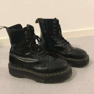 Dr. Martens strl: 40 - Jättefina Dr. Martens med platå sula som tyvärr inte används längre. Använts kanske 10 gånger. Inga skador. Köpta för 2300kr. PS. Budgivning (1400kr är lägst pris). 💗💗