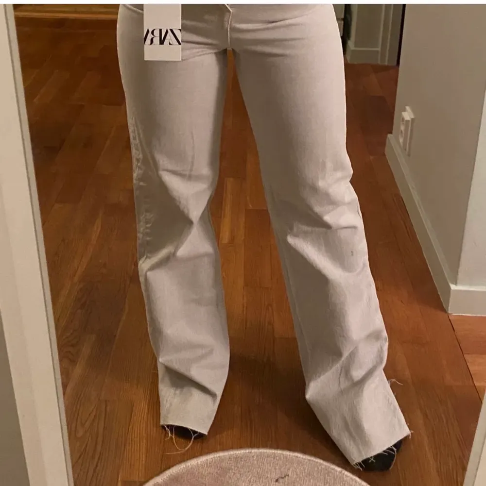 Zaras populära 90’s full lenght jeans i en grå-beige färg. Har raw-cut i slutet av byxan vilket gör att man kan klippa byxorna till önskad längd. Använda en gång och är som nya. . Jeans & Byxor.