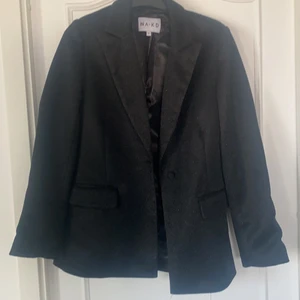 Svart oversize kavaj med glitter - Svart oversize kavaj med glitter i tyget från NAKD😍