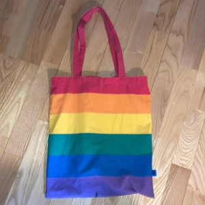 totebag ! - Denhär tgr typkassen som inte säljs just nu ! :) Inga defekter, skriv för frågor eller fler bilder ! :D