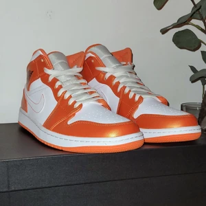 Jordan 1 Mid Electro Orange - Ett par ursnygga Jordan 1 mids i storlek 43. Cond -DSWT. Självklart äkta, kvitto och referenser finns!