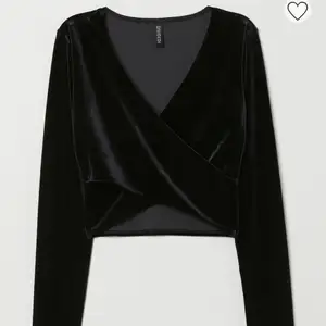 En svart tröja i storlek S. Säljs pga inte kommer till användning och prislapp finns kvar. Slutsåld på h&m hemsida.