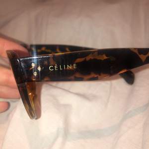 Snygga och trendiga Celine solglasögon, köpta för ca 1 år sedan från MyTheresa, nypris runt 3000kr. Mitt pris 800kr