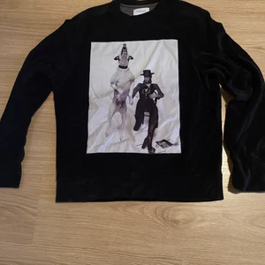 Limitatotröja - strl M - Tröja från limitato. Denna är använd ett fåtal gånger. Observera att det finns ett litet hål som visas på ena bilden, därav priset. Tröjan skickas i orginalförpackning som innehåller samma bild som är på tröjan. Köpare står för frakt. Tar emot bud från 400kr. Nypris för denna är 2400kr.