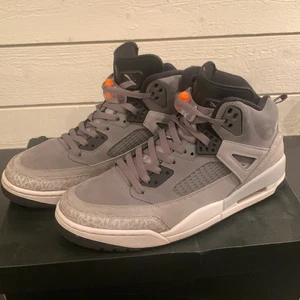 Nike Jordan Spizike gråa - Ett par Jordans i storlek 43. under retail. använd fåtal gånger. ser ut som nya. Inga creases. kommer med lådan samt creaseblockers som man kan ta ut. Ställ gärna frågor. Köparen står för frakten 📦 