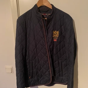 Morrisjacka - strl M - Quiltad mörkblå jacka från Morris. Denna är använd men i förhållandevis bra skick, om du vill se fler bilder kan du skriva till mig. Nypris för denna ligger runt 2000kr. Tar emot bud från 300kr. Köpare står för frakt.