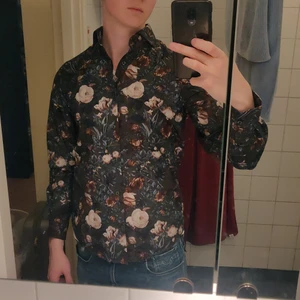 Dressman Blommig Skjorta - Nästan ny, inte använt. 