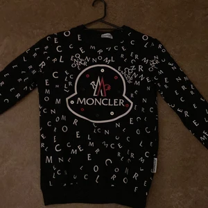 Moncler tröja - Storlek s men ganska liten i storleken