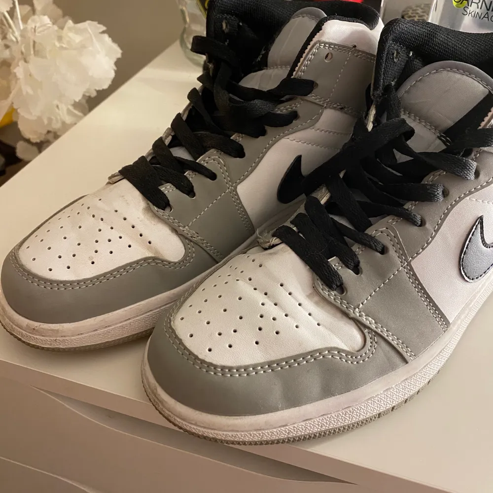 Säljer mina Air Jordan 1 Mid light smoke grey då dom inte kommer till användning längre tyvärr! Använts kanske 5 gånger, lite ”creesade” (Vettefan hur de stavas) men fortfarande i bra skick! Nypris 4110 men säljer för 1700 + 80 i frakt! Strl 39💕 LAGT BUD LIGGER! KÖP DIREKT FÖR 1900!. Skor.