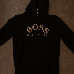 Hugo boss kofta - Den är storlek m men ganska liten så den passar S den har tappat lite färg på luvan och är ganska använd