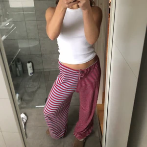 Randiga byxor - Säljer dessa supertrendiga byxor från Mads Norgaard ONE SIZE som inte finns att köpa längre! Använda några gånger och snöret är lite slitet men i övrigt i väldigt bra skick 👍🏻 har även en matchande topp till dem! 