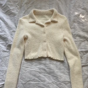 Fluffig cardigan - Jättemysig croppad cardigan❣️ har endast provat på den. Armarna ser jättelånga ut med det är dom inte. fråga gärna efter fler bilder eller om ni har frågor ✨